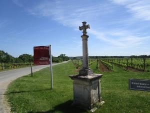 La croix avant le château La Jaubertie