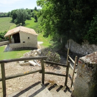 Descendre les marches vers le lavoir