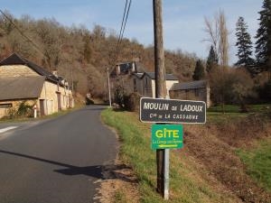 Le moulin de Ladoux est posé à côté des sources