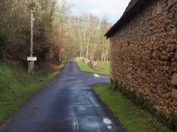 Suivre la route goudronnée