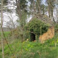 12 - Cabane typique du Périgord avec son toit de lauzes