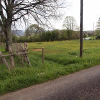 13 - Après avoir pris à droite Le Croze sur 500 m  quitter la route en suivant les balises jaunes à gauche le champs des ânes