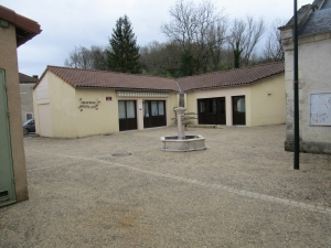 La place derrière l'église de Montanceix