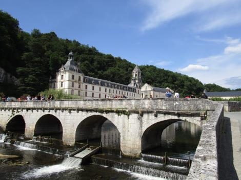 L'abbaye de Brantôme derrière le pont coudé