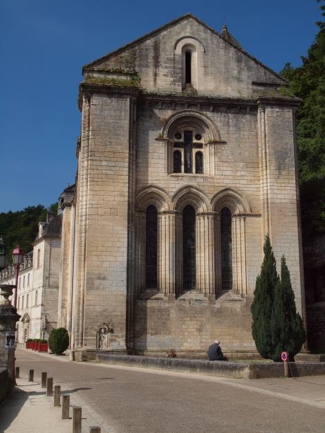 Le choeur à chevet plat de l'église