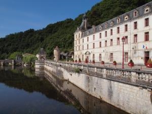 L'abbaye abrite la mairie de Brantôme