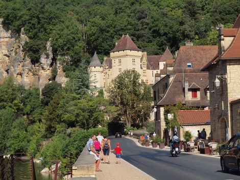 Au fond le château de la Malartrie à La Roque Gageac