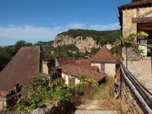 Le village encastré dans la falaise