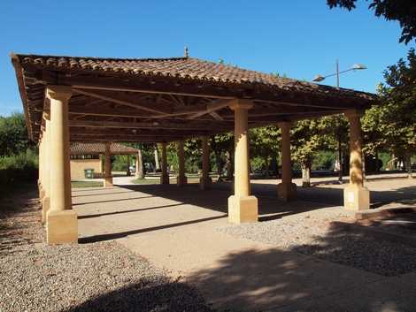 La halle du marché près du grand parking à La Roque Gageac