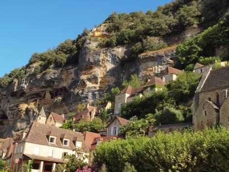 Les maisons accrochées à la falaise à La Roque Gageac