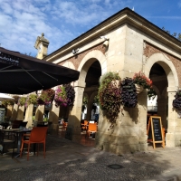 la halle fleurie au centre ville lalinde