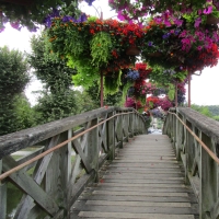 la passerelle fleurie enjambe le canal lalinde