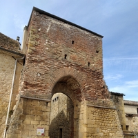 la porte de bergerac et la fontaine 130930 Lalinde La Porte de Bergerac