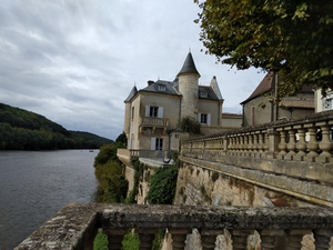 La Château de Lalinde une propriété privée implantée en bordure de la Dordogne. de