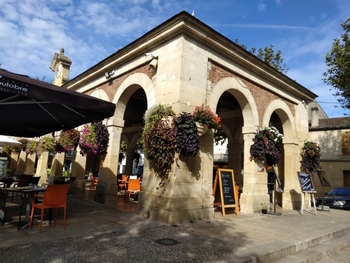 la place de la Halle à Lalinde