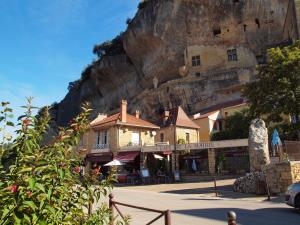 Le village s'étend au pied de la falaise