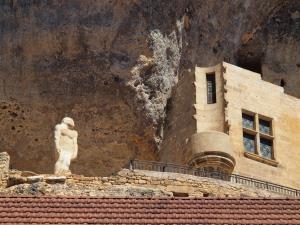 L'Homme primitif de Paul Dardé devant le château de Tayac
