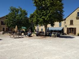 La Bastide de Molières : la place du village invite à la détente