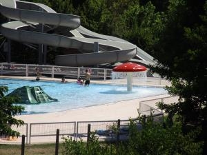 Les toboggans de la piscine municipale de Neuvic