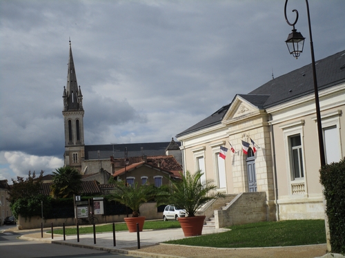 L'église et la Mairie à neuvic