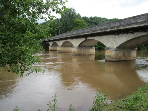Le pont sur l'Isle en direction de la gare