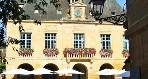La mairie en fleurs (photo site www.sarlat.fr)