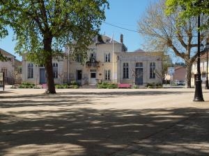 La mairie et son esplanade