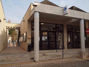 L'office de Tourisme et derrière, le port