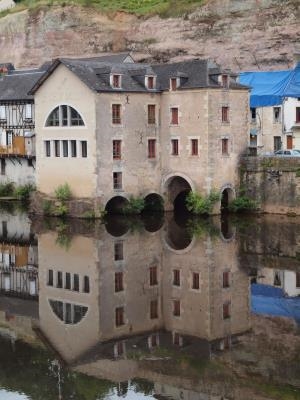 Reflets sur la Vézère pour cet ancien moulin