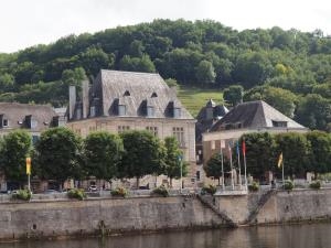 La mairie sur les quais de la Vézère
