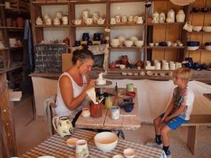 La potière fait de la poterie 