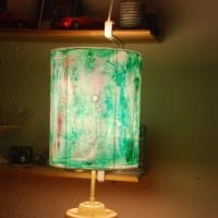 Lampe décorée et son pied de bois