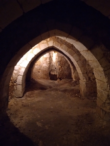 La salle voûtée avec des arcs gothiques du château de Montréal à Issac